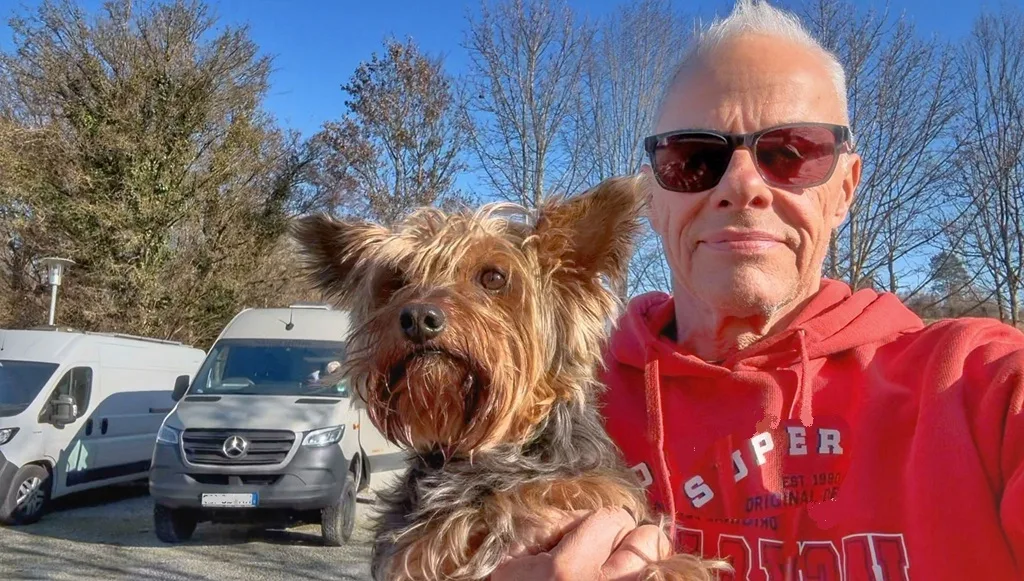 Jost Brunner mit seiner Yorkshire-Terrier-Dame Rosie vor dem Rollleinen-Camper