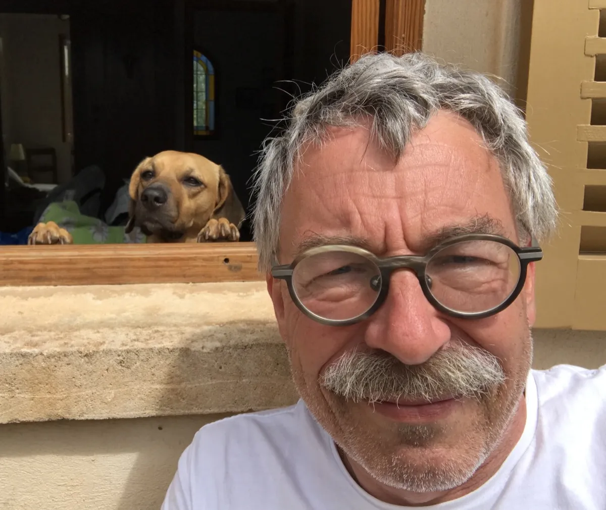 Firmengründer Roger Bataillard mit einem seiner Hunde am Fenster